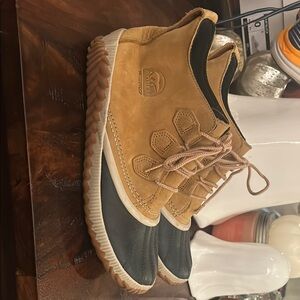 Sorel Tan and Black Leather Boots